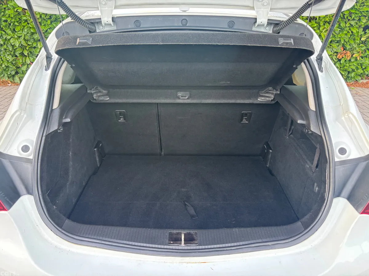 Opel Astra Hatchback, Diesel, 2011, White