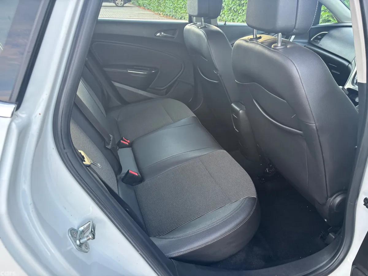 Opel Astra Hatchback, Diesel, 2011, White