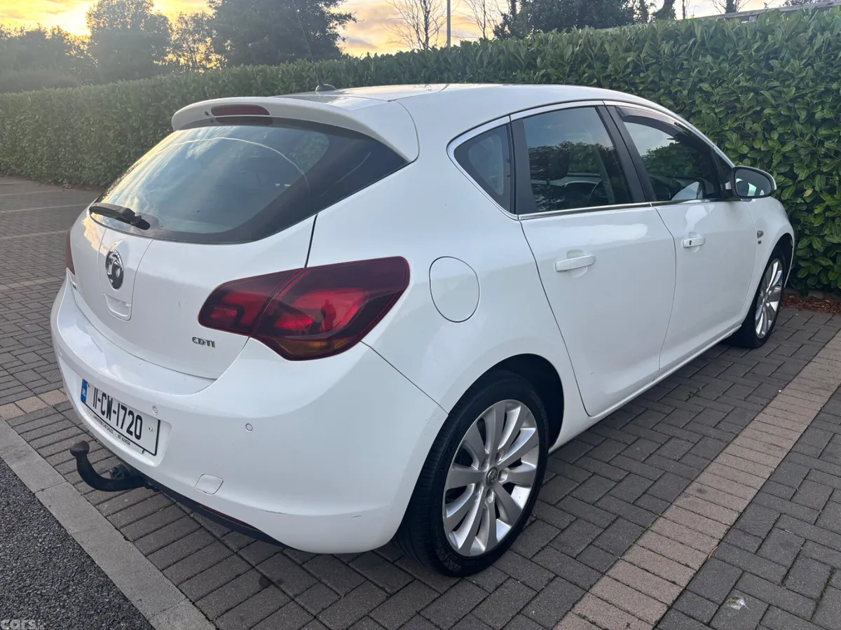 Opel Astra Hatchback, Diesel, 2011, White
