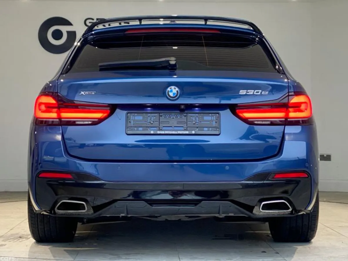 BMW 5-Series Estate, Petrol Hybrid, 2022, Blue