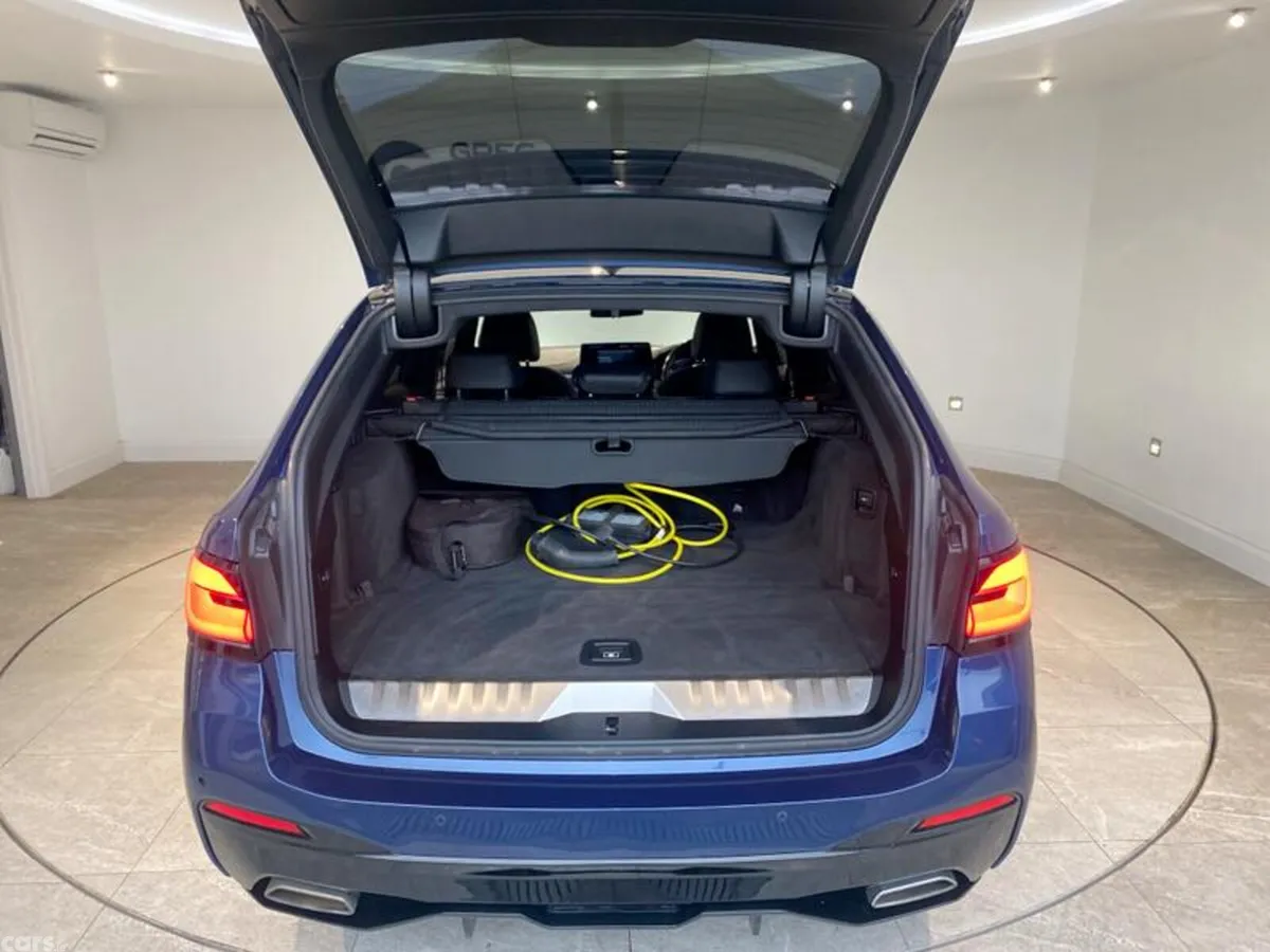 BMW 5-Series Estate, Petrol Hybrid, 2022, Blue