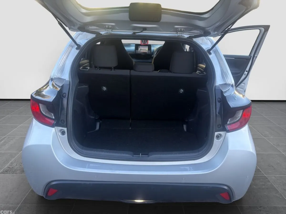 Toyota Yaris Hatchback, Petrol Hybrid, 2021, Silver