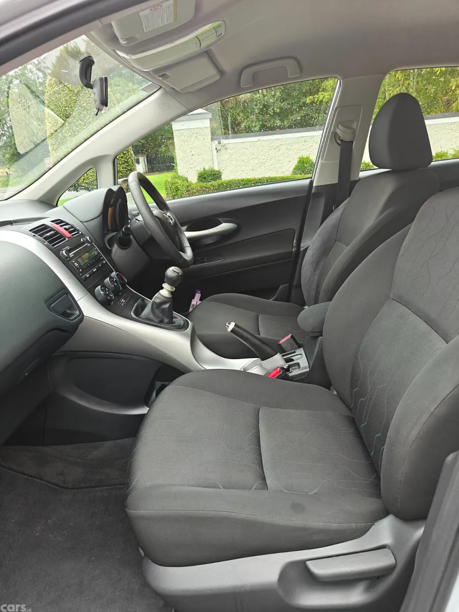 Toyota Auris Hatchback, Diesel, 2011, Silver