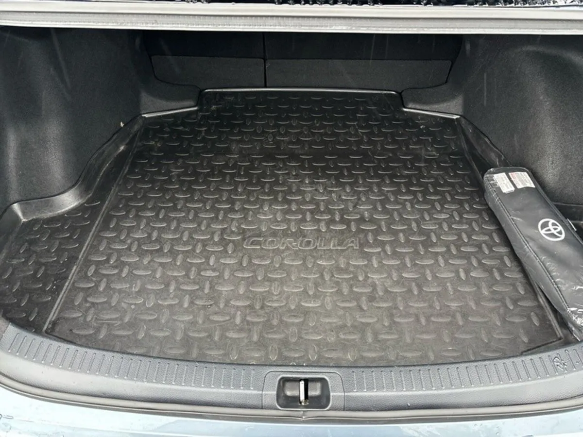 Toyota Corolla Saloon, Petrol Hybrid, 2022, Grey