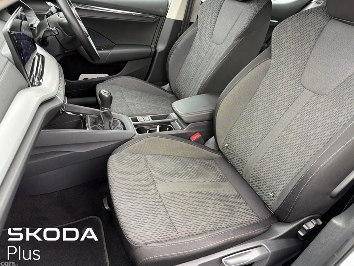 Skoda Octavia Hatchback, Diesel, 2023, Grey