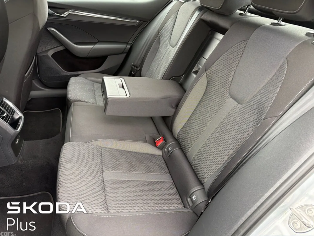 Skoda Octavia Hatchback, Diesel, 2023, Grey