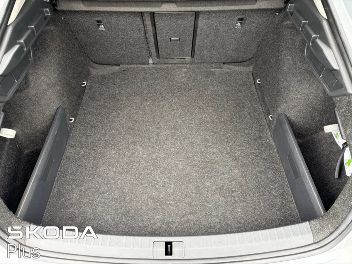 Skoda Octavia Hatchback, Diesel, 2023, Grey