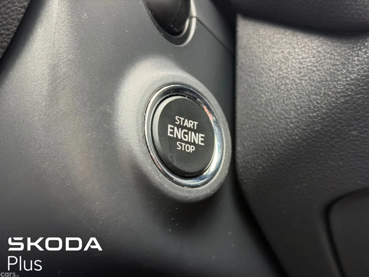 Skoda Octavia Hatchback, Diesel, 2023, Grey