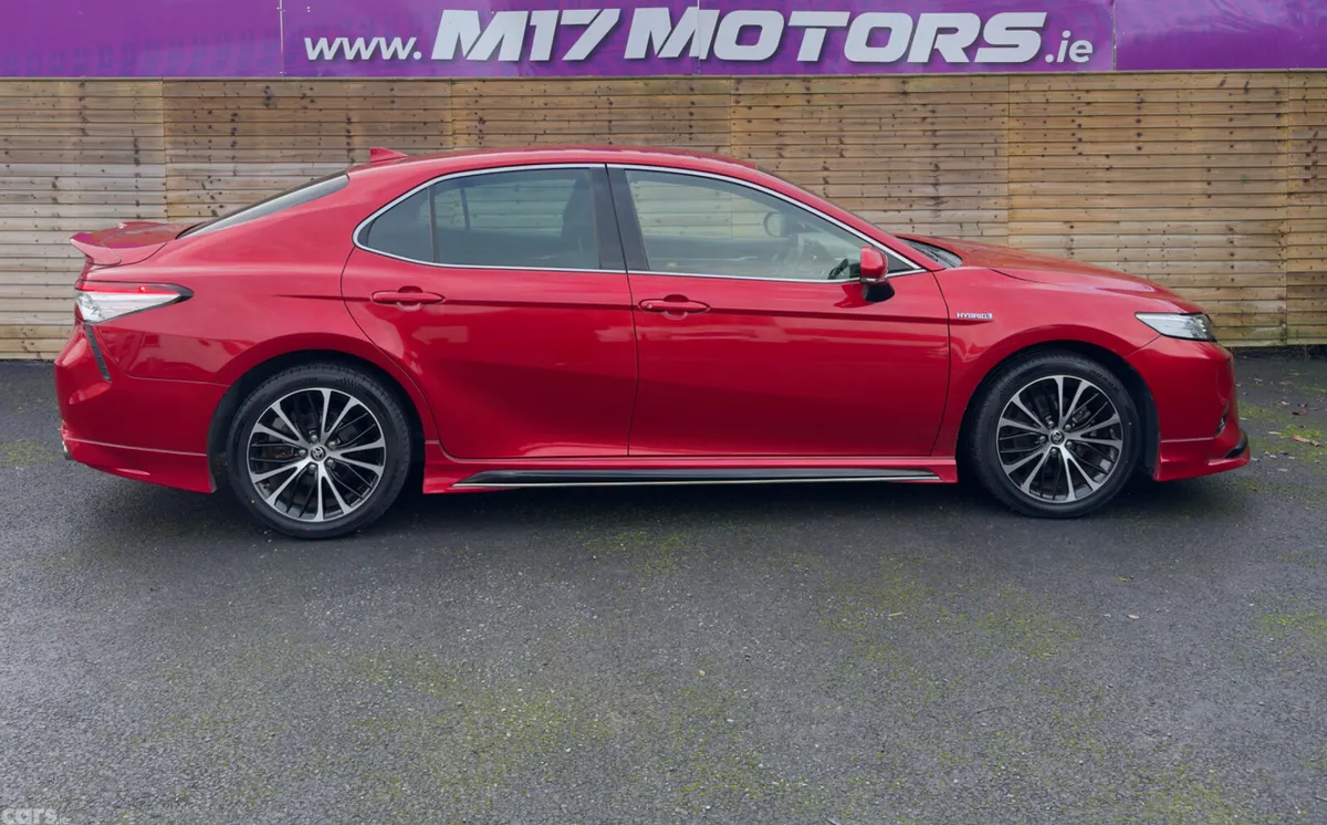 Toyota Camry Saloon, Petrol Hybrid, 2020, Red