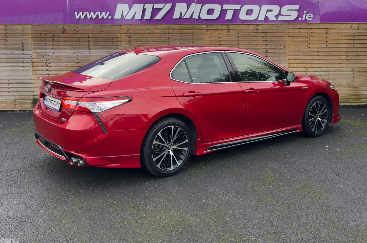 Toyota Camry Saloon, Petrol Hybrid, 2020, Red