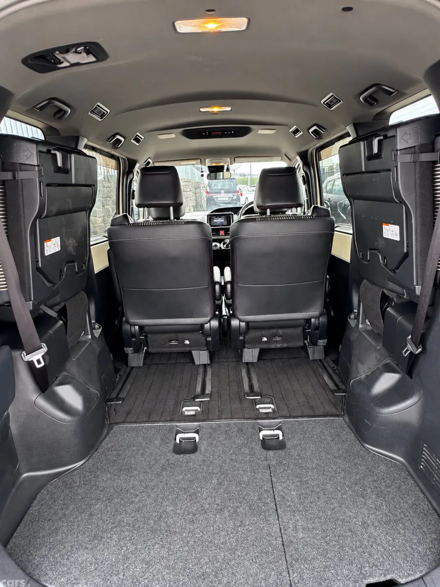 Toyota Noah MPV, Petrol Hybrid, 2020, White