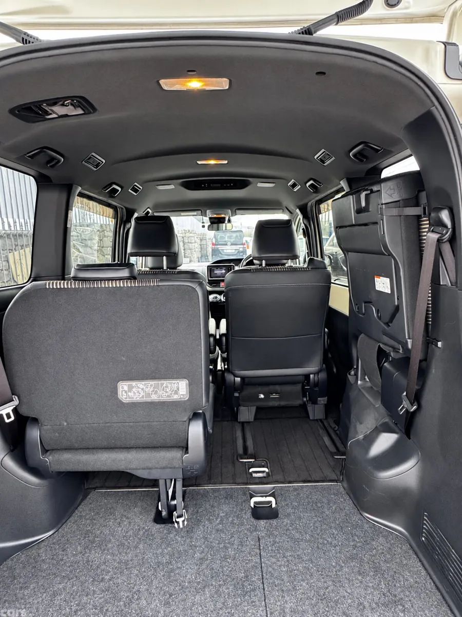 Toyota Noah MPV, Petrol Hybrid, 2020, White