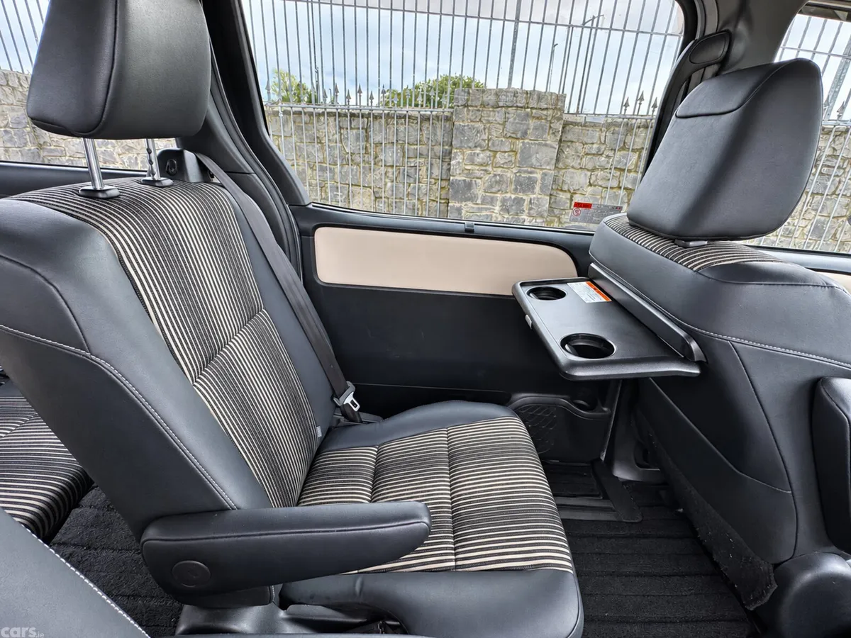 Toyota Noah MPV, Petrol Hybrid, 2020, White
