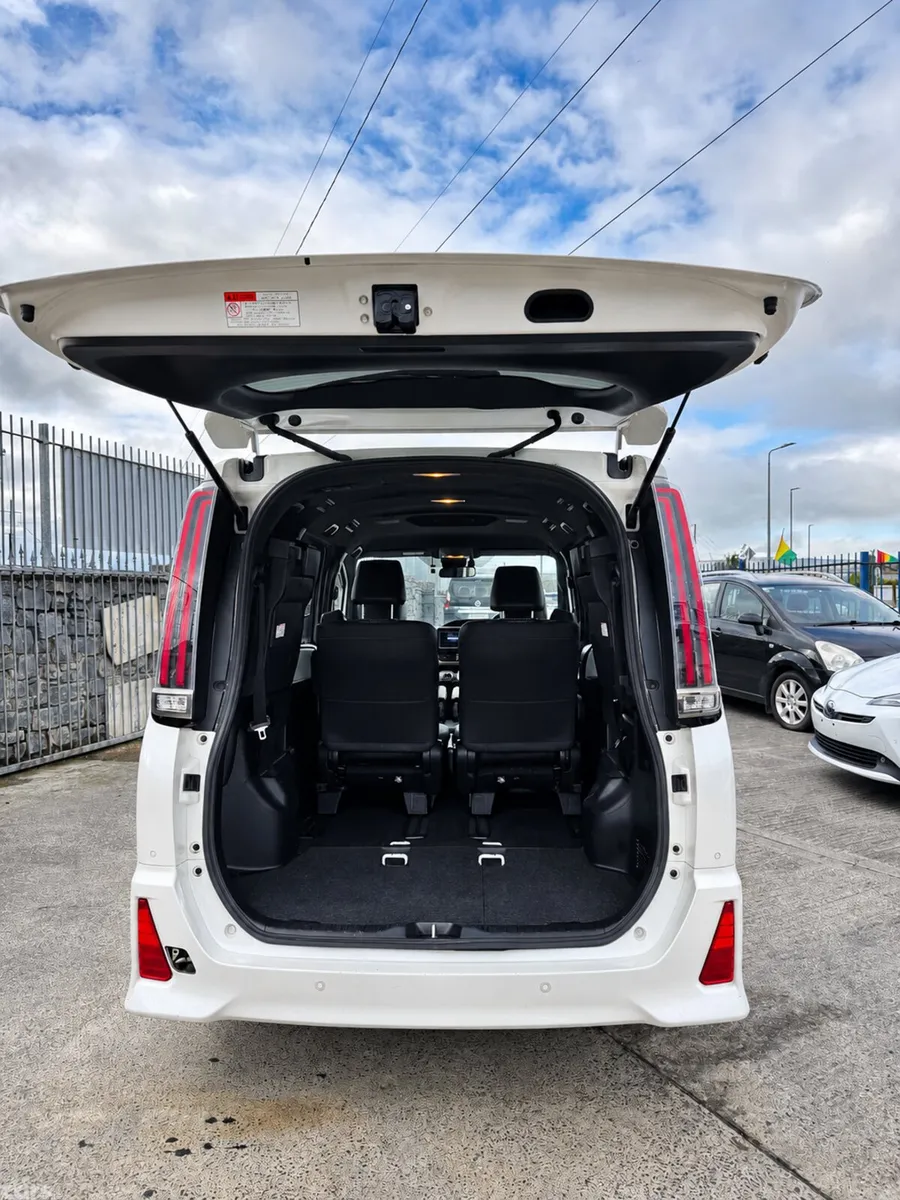 Toyota Noah MPV, Petrol Hybrid, 2020, White