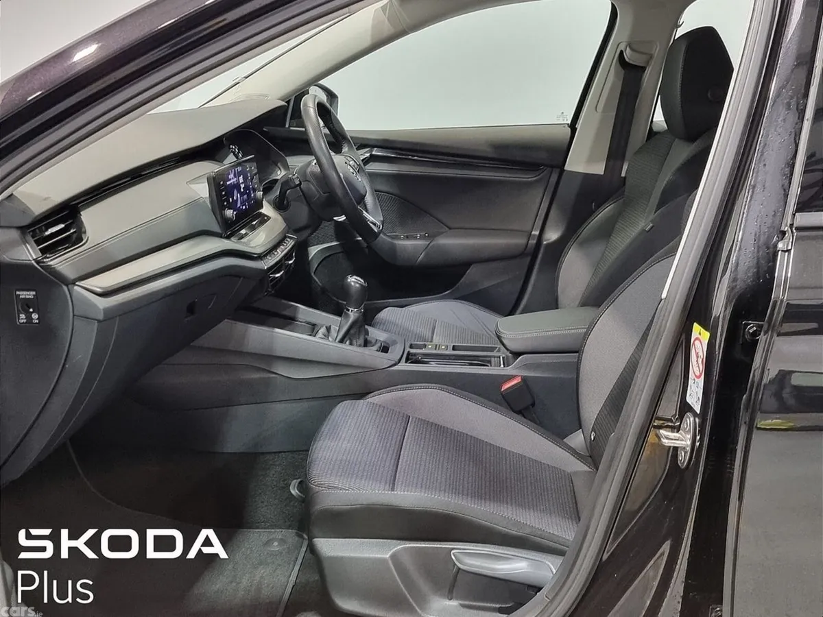 Skoda Octavia Estate, Petrol, 2023, Black