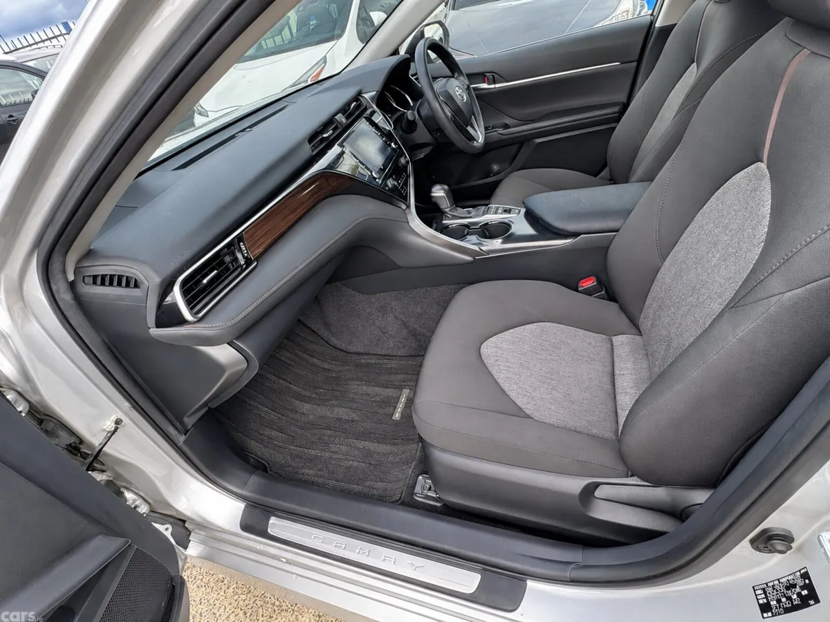 Toyota Camry Saloon, Petrol Hybrid, 2020, Silver
