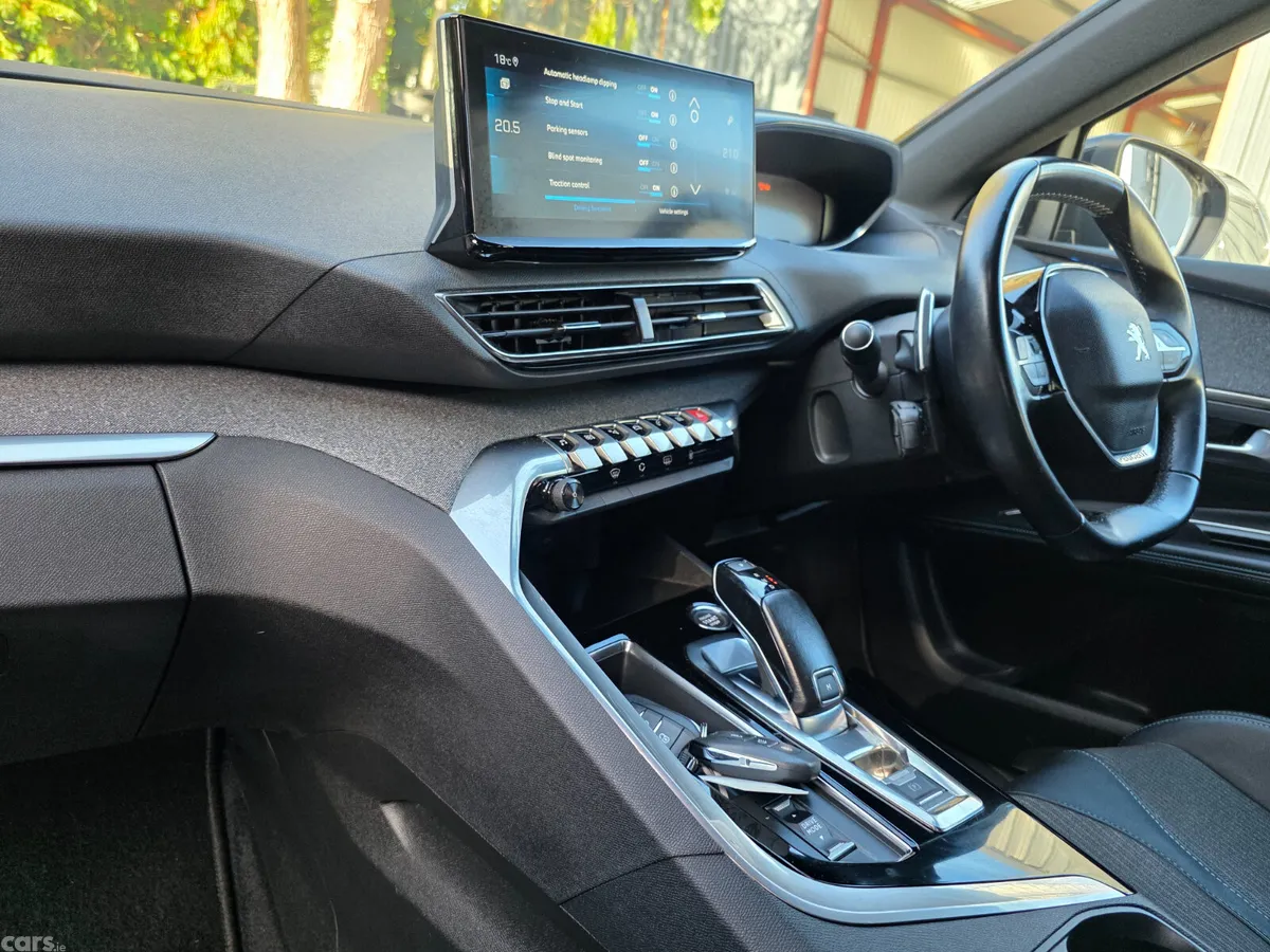 Peugeot 5008 MPV, Diesel, 2023, Grey