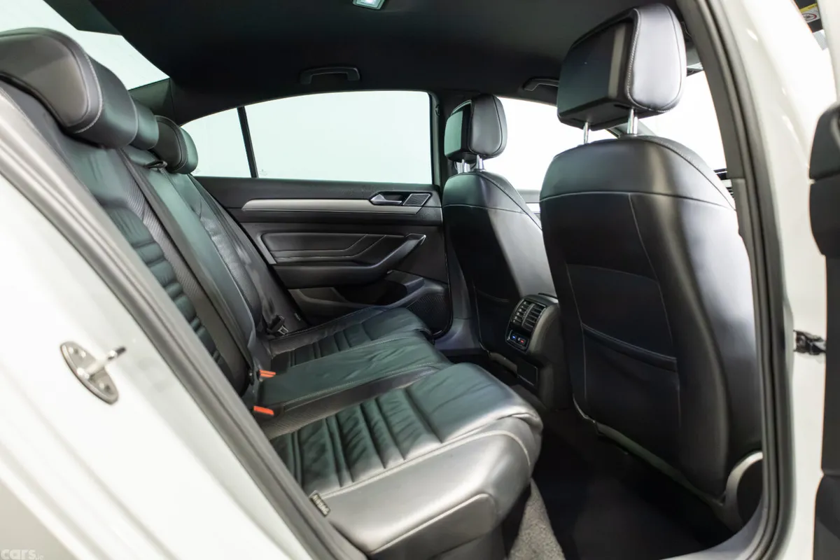 Volkswagen Passat Saloon, Diesel, 2020, White