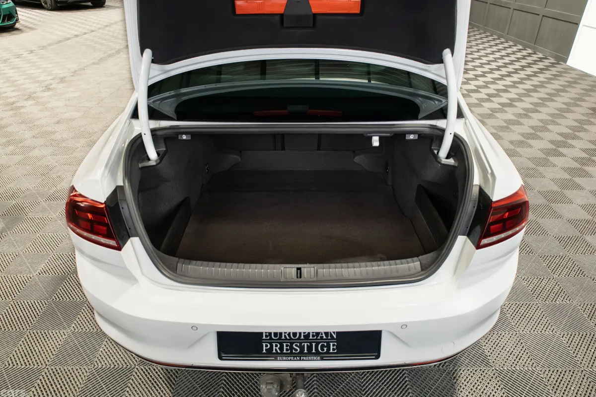 Volkswagen Passat Saloon, Diesel, 2020, White