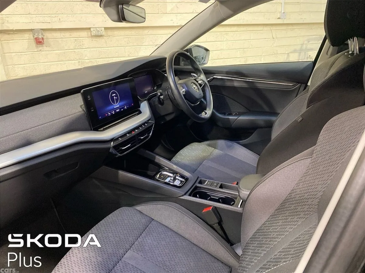 Skoda Octavia Saloon, Diesel, 2023, Black