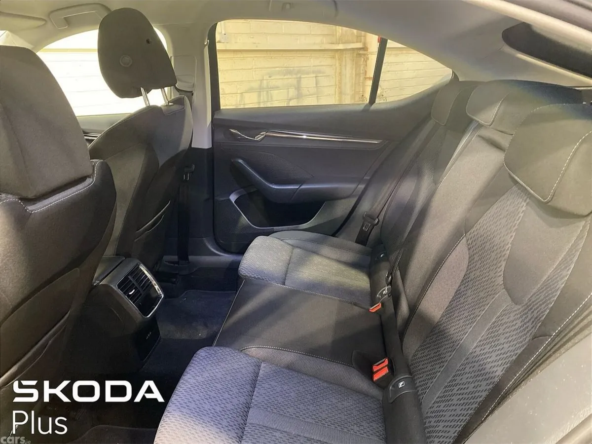 Skoda Octavia Saloon, Diesel, 2023, Black