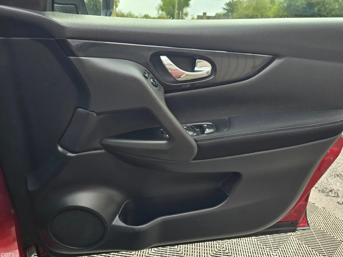 Nissan Qashqai MPV, Diesel, 2019, Red