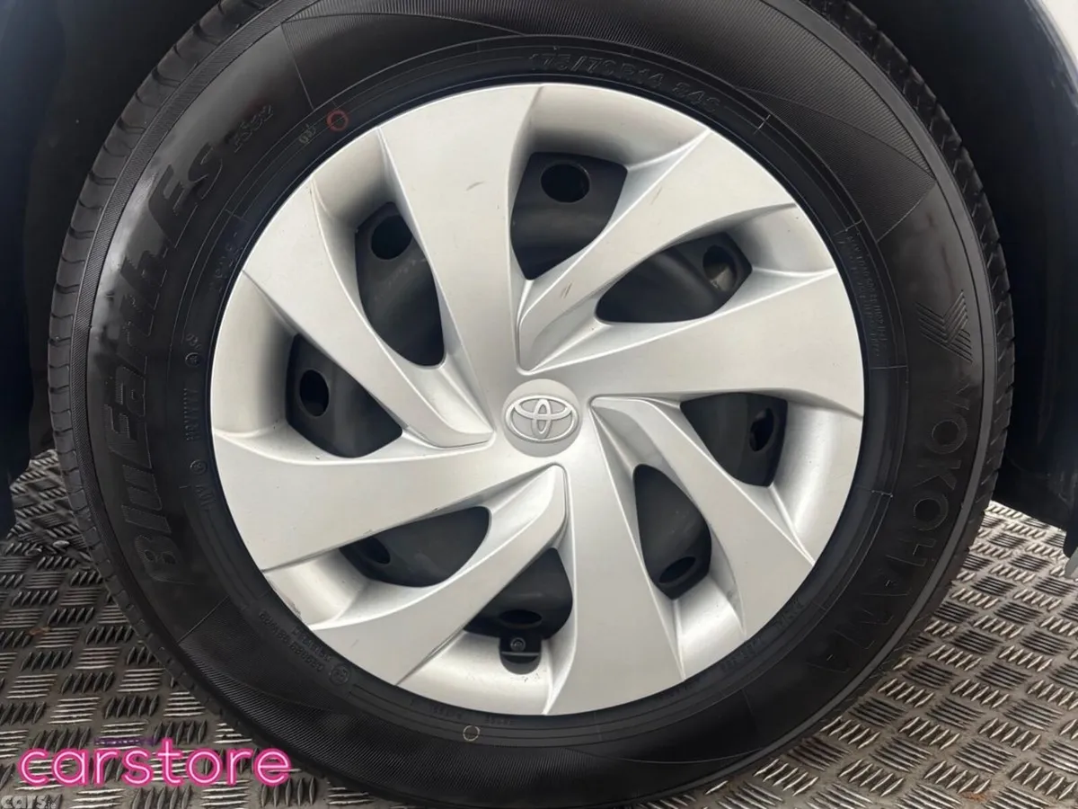 Toyota Yaris Hatchback, Petrol Hybrid, 2021, Silver