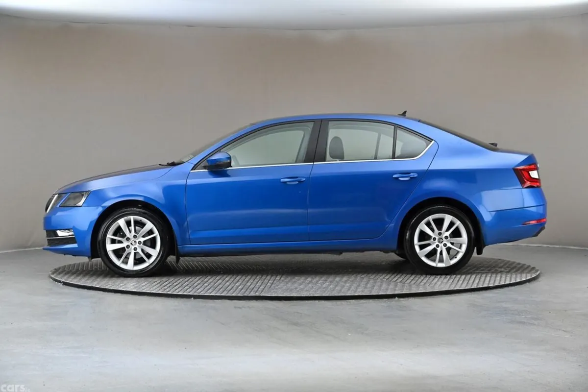 Skoda Octavia Hatchback, Petrol, 2019, Blue