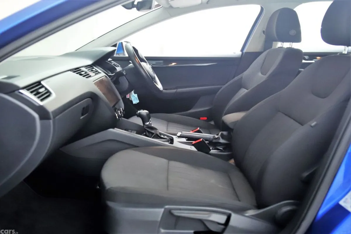 Skoda Octavia Hatchback, Petrol, 2019, Blue
