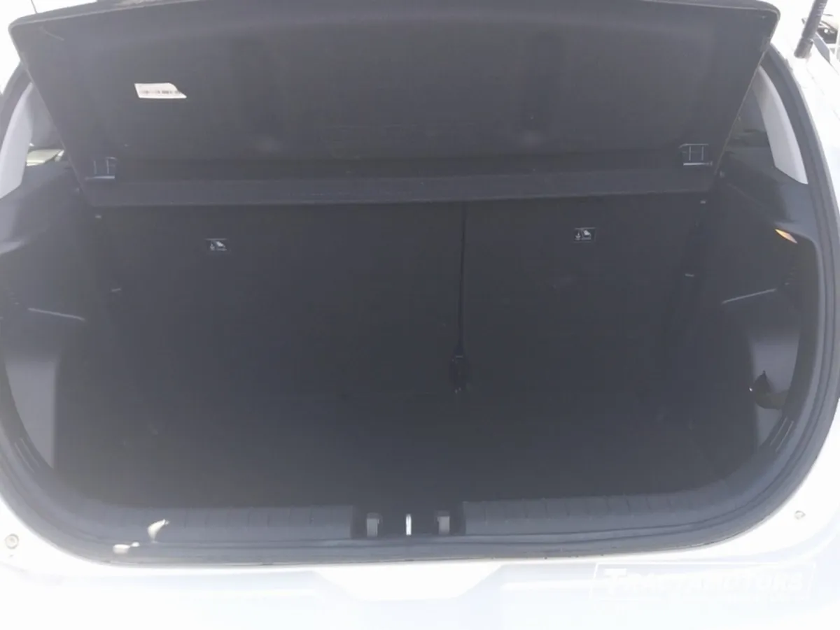 Hyundai i20 Hatchback, Petrol, 2024, White