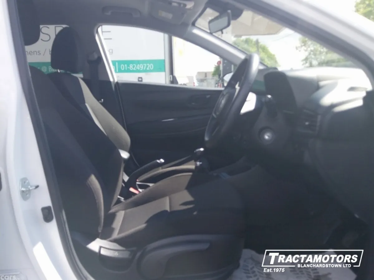 Hyundai i20 Hatchback, Petrol, 2024, White