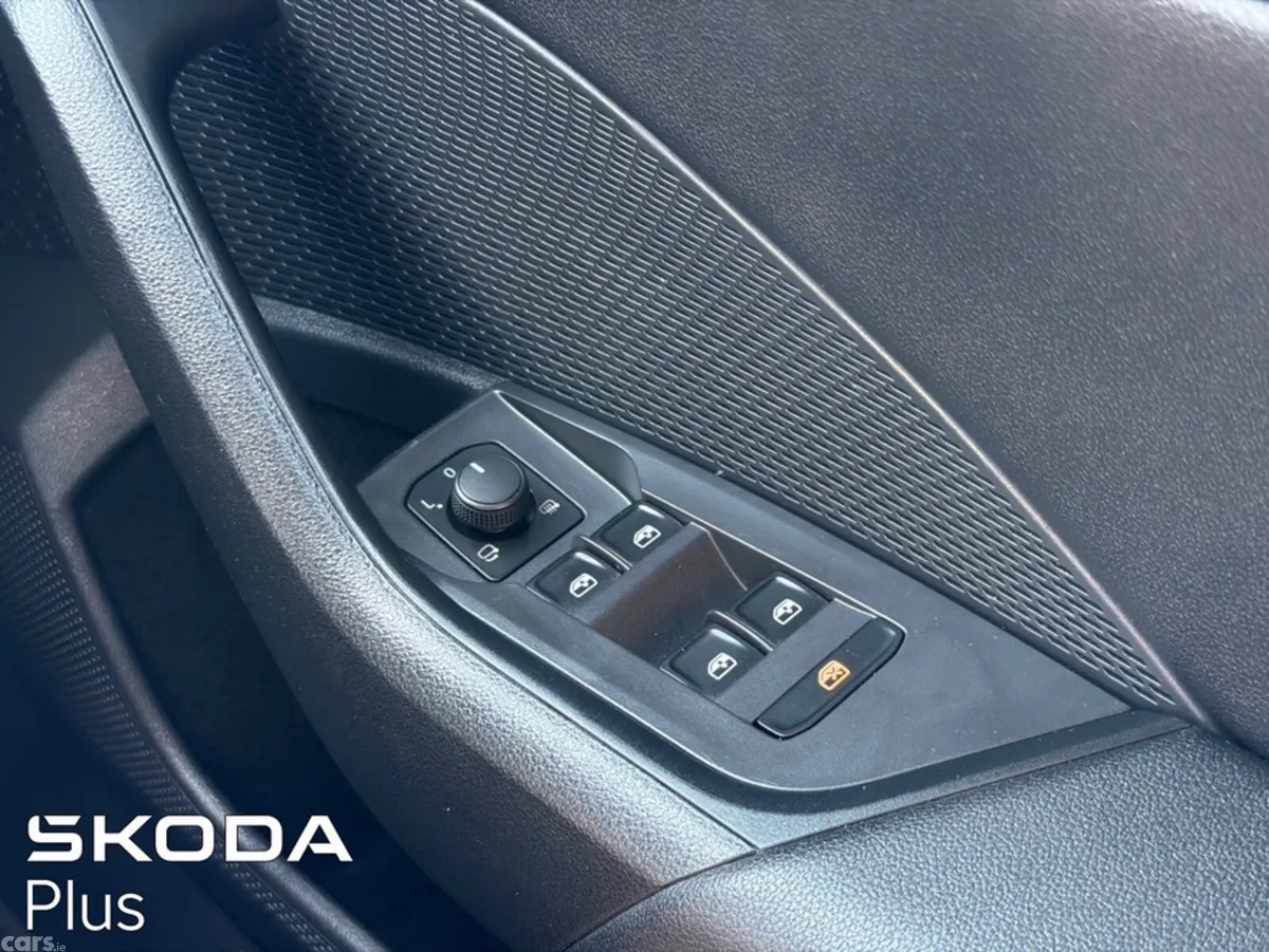 Skoda Octavia Hatchback, Diesel, 2022, Grey