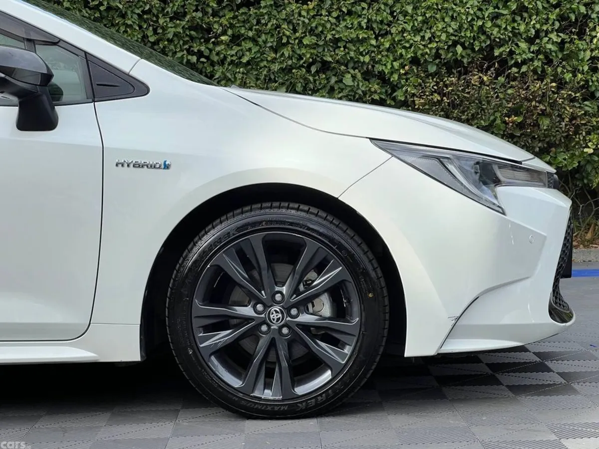 Toyota Corolla Saloon, Petrol Hybrid, 2020, White