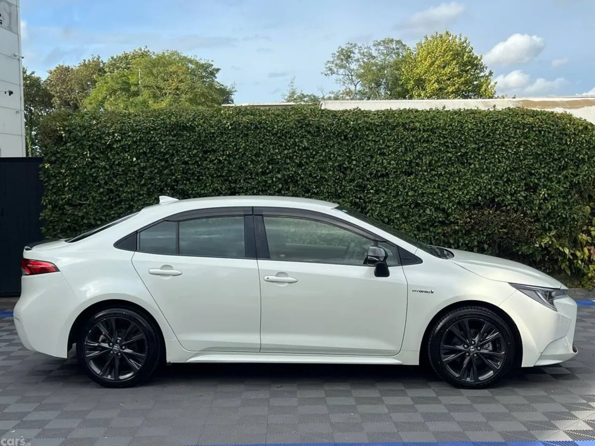 Toyota Corolla Saloon, Petrol Hybrid, 2020, White