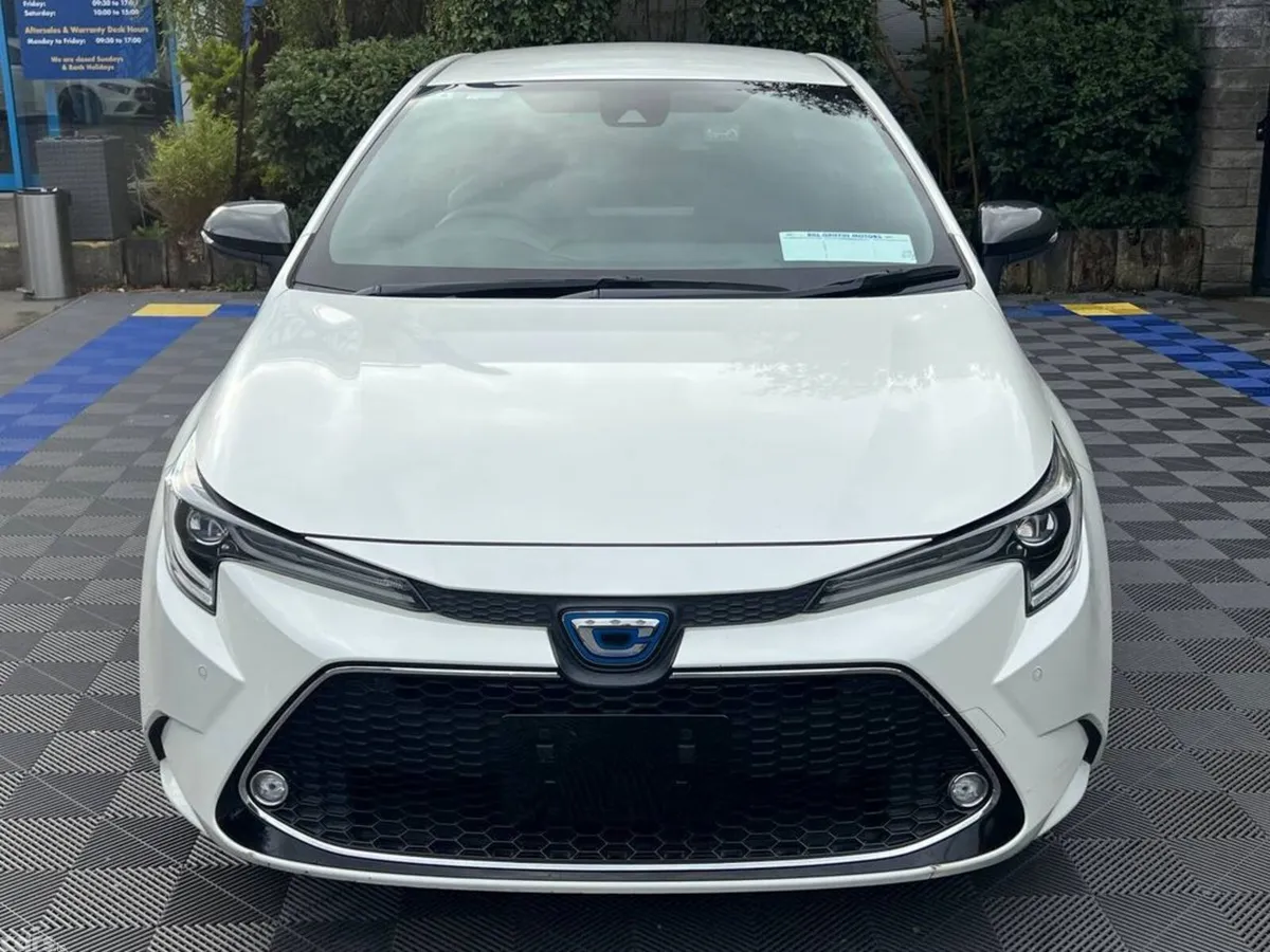 Toyota Corolla Saloon, Petrol Hybrid, 2020, White