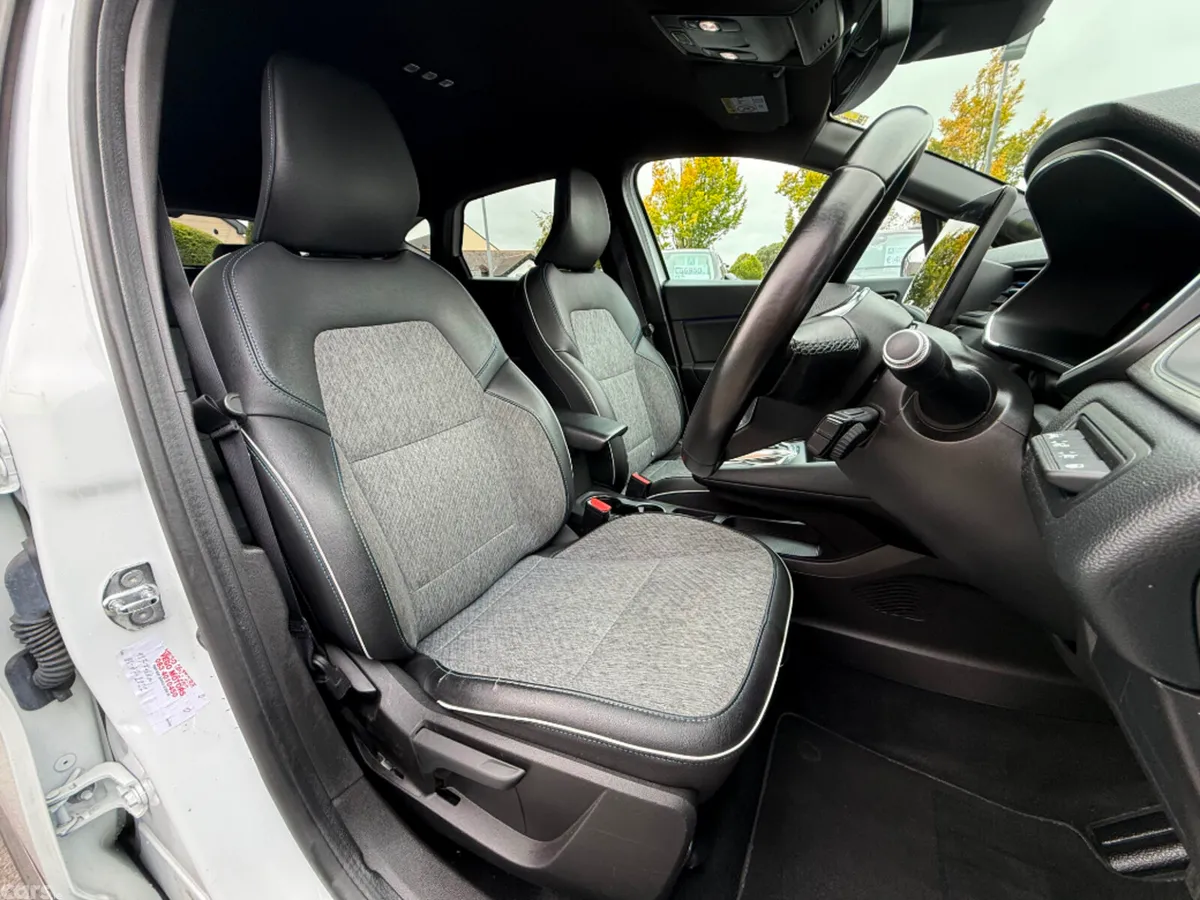 Renault Captur Hatchback, Petrol Plug-in Hybrid, 2021, White