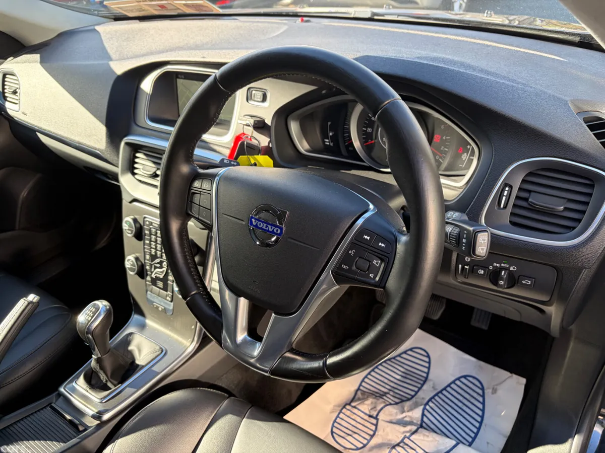 Volvo V40 Hatchback, Diesel, 2015, Black