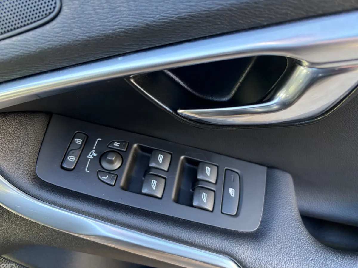 Volvo V40 Hatchback, Diesel, 2015, Black