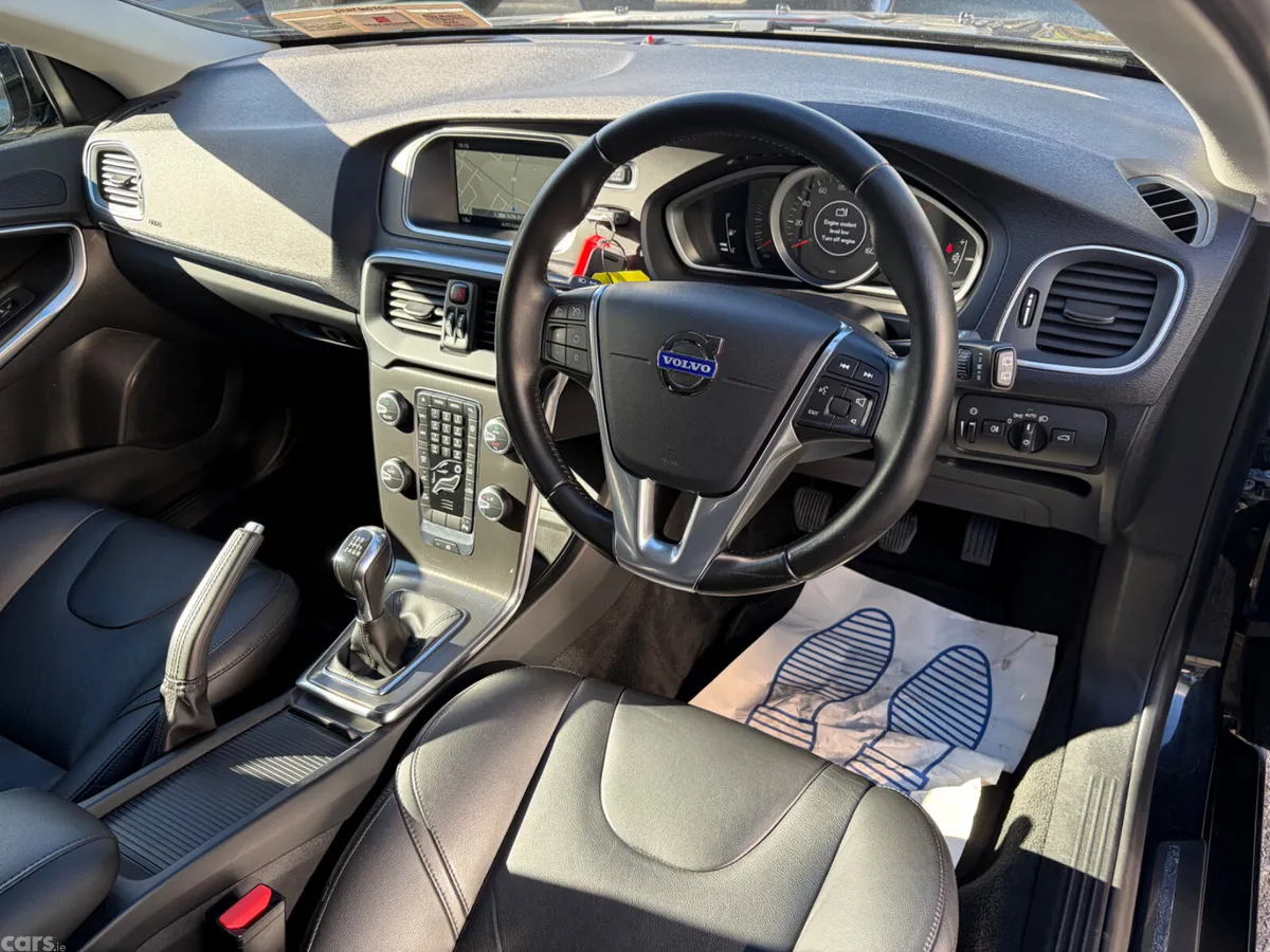 Volvo V40 Hatchback, Diesel, 2015, Black