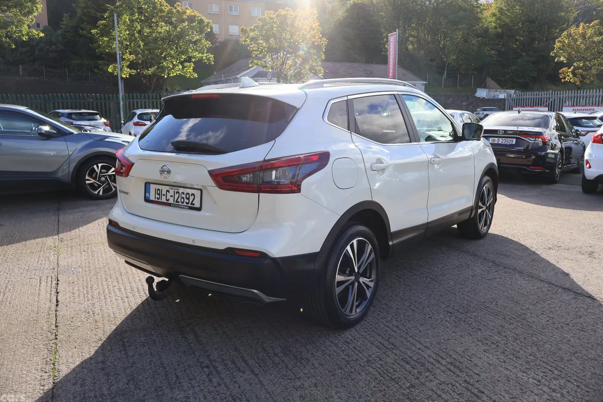 Nissan Qashqai Hatchback, Diesel, 2019, White
