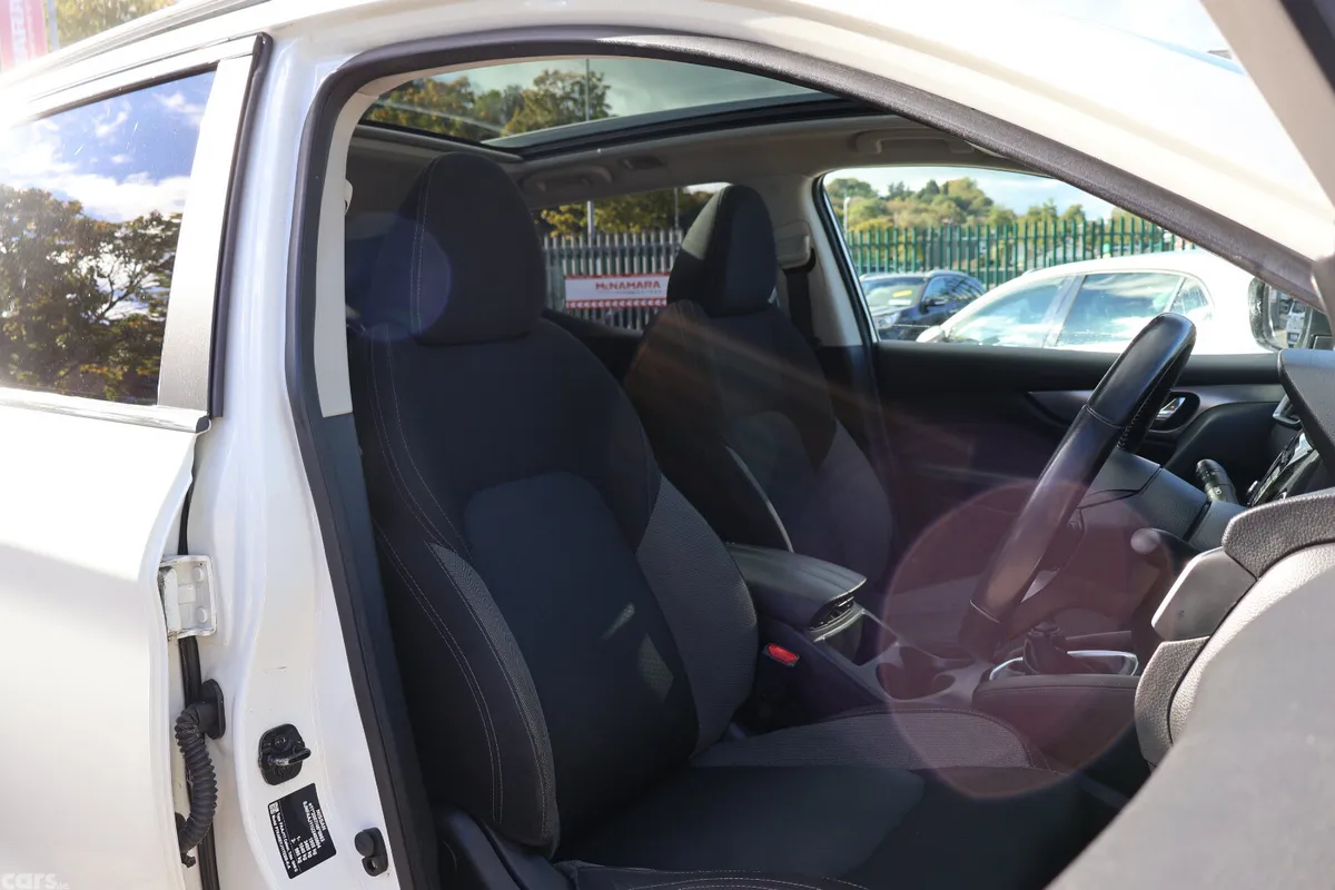 Nissan Qashqai Hatchback, Diesel, 2019, White