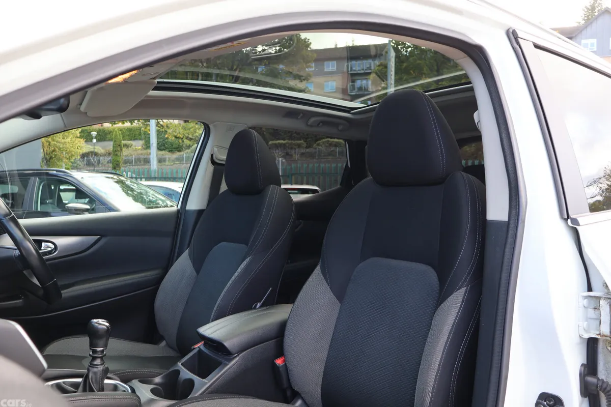 Nissan Qashqai Hatchback, Diesel, 2019, White