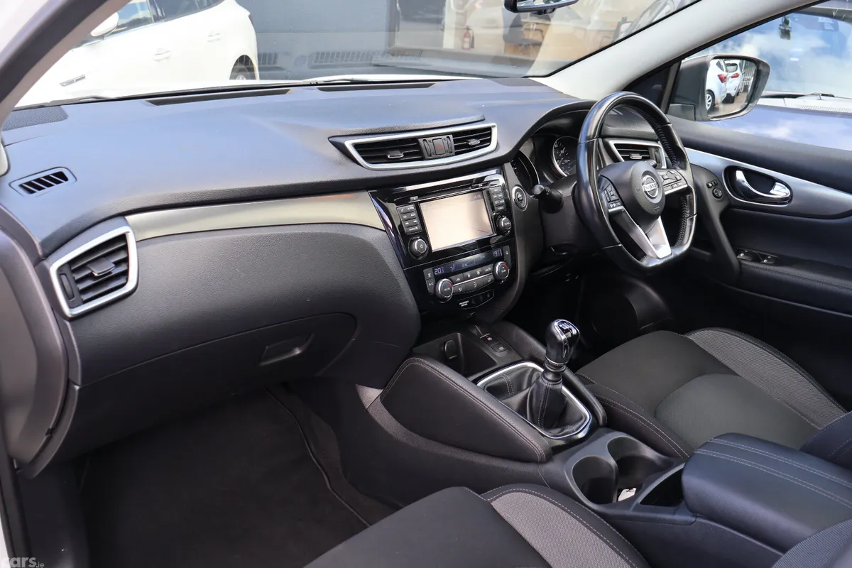 Nissan Qashqai Hatchback, Diesel, 2019, White
