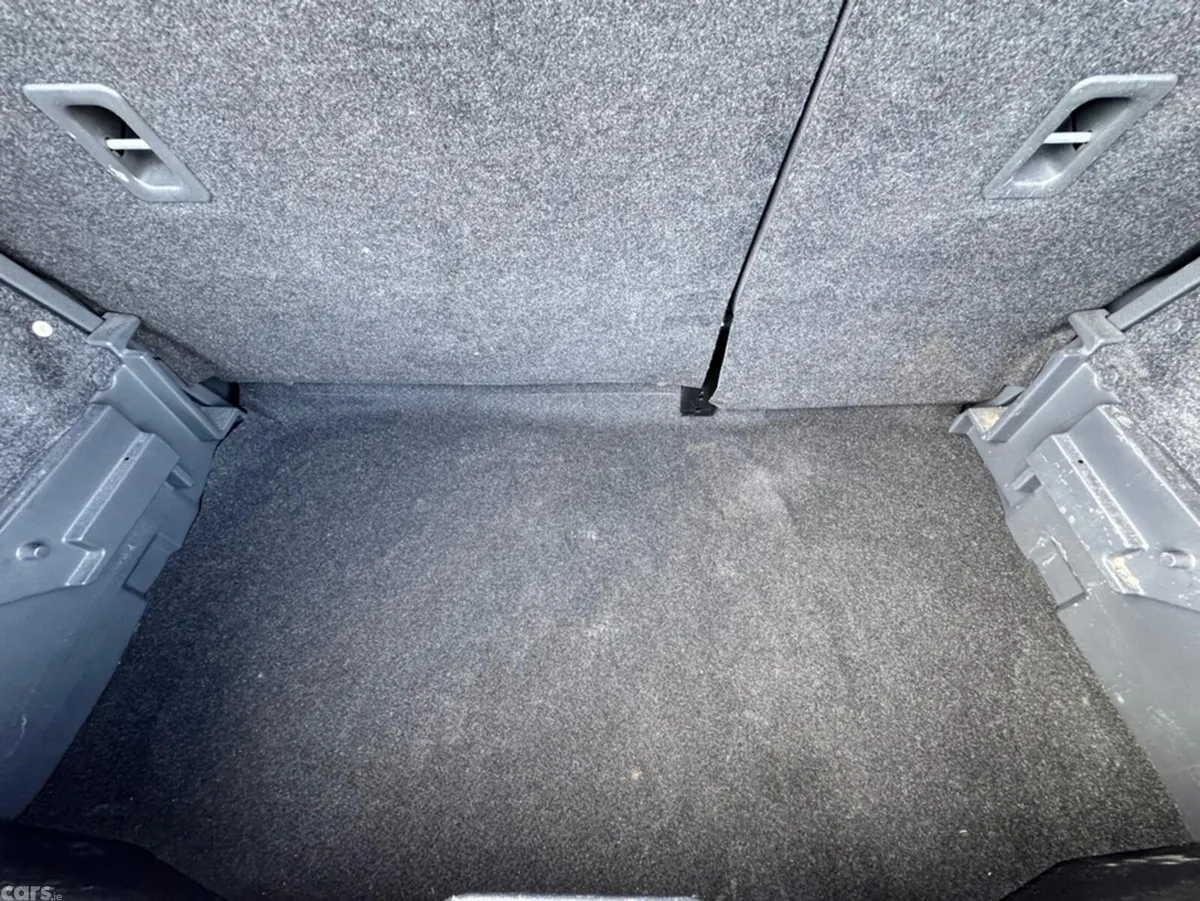 Suzuki Swift Hatchback, Petrol, 2009, Red