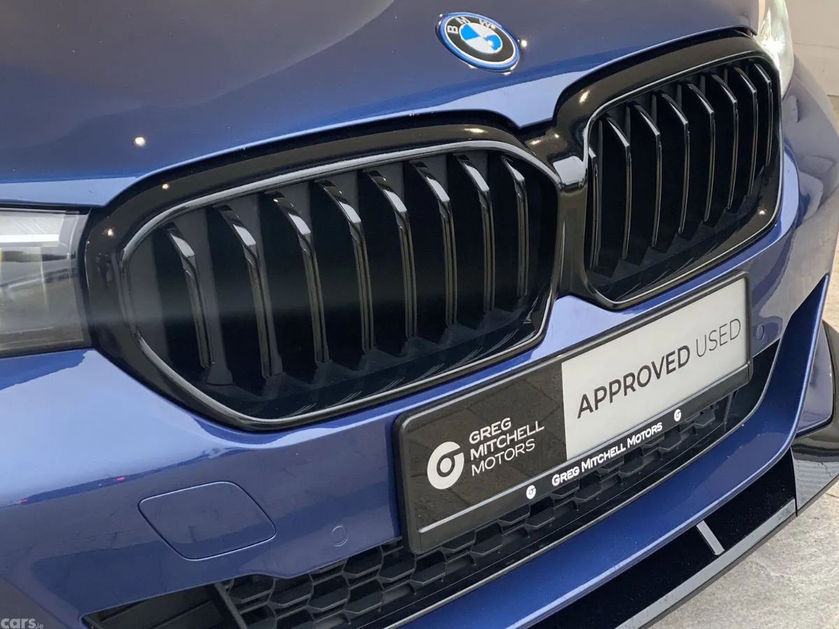 BMW 5-Series Estate, Petrol Hybrid, 2022, Blue
