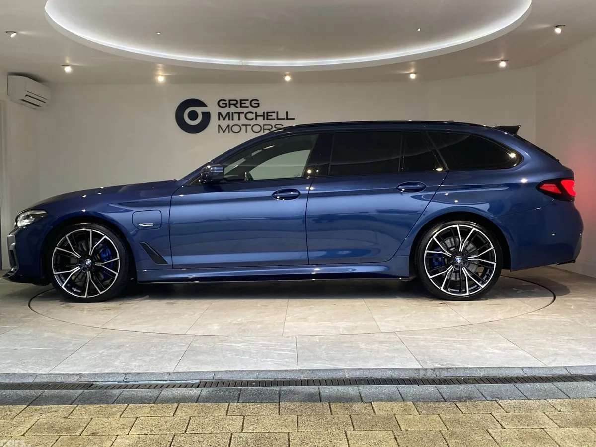BMW 5-Series Estate, Petrol Hybrid, 2022, Blue