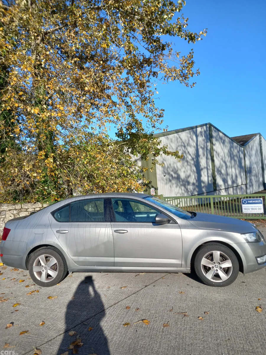 Skoda Octavia Saloon, Diesel, 2017, Yellow