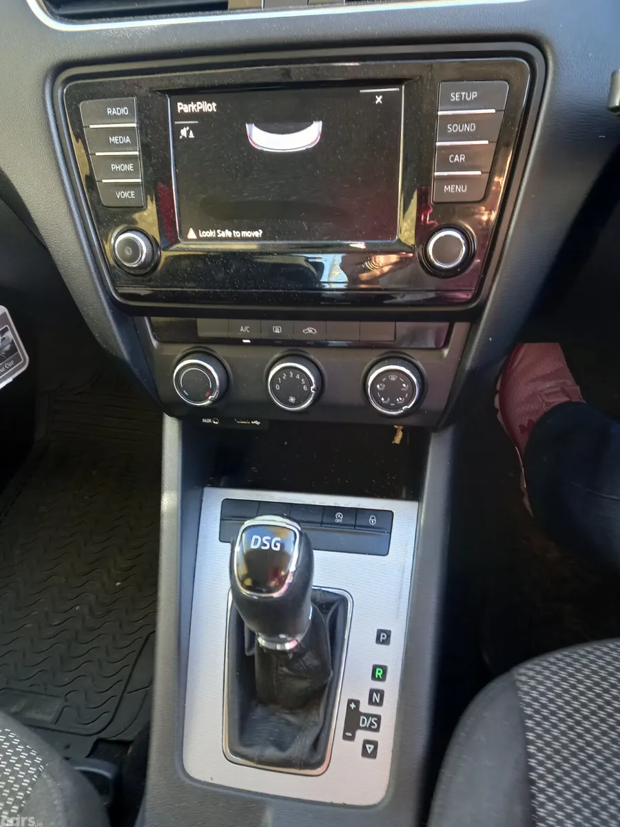 Skoda Octavia Saloon, Diesel, 2017, Yellow