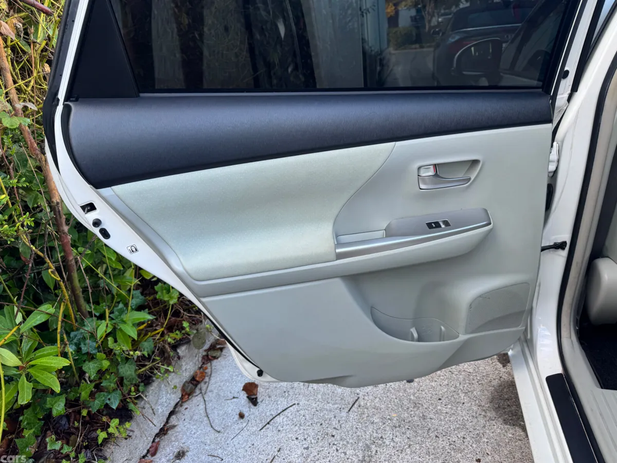 Toyota Prius MPV, Petrol Hybrid, 2013, White