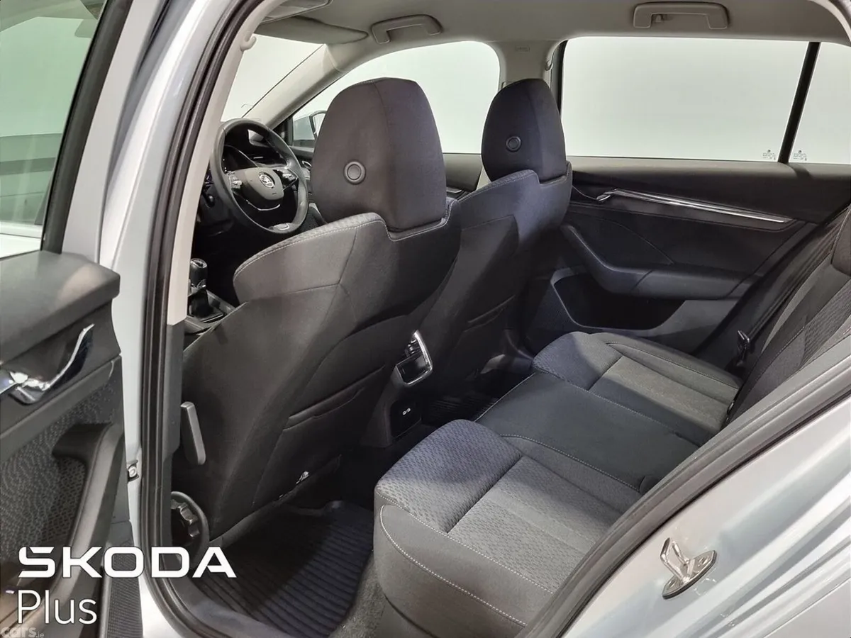 Skoda Octavia Estate, Petrol, 2024, Silver